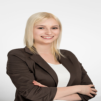 "Besonders gefällt mir die Abwechslung. Jeden Tag gibt es eine neue Herausforderung. Wir haben ein super Team, auf das jeden Tag zu 100% Verlass ist." "Besonders gefällt mir die Abwechslung. Jeden Tag gibt es eine neue Herausforderung. Wir haben ein super Team, auf das jeden Tag zu 100% Verlass ist."